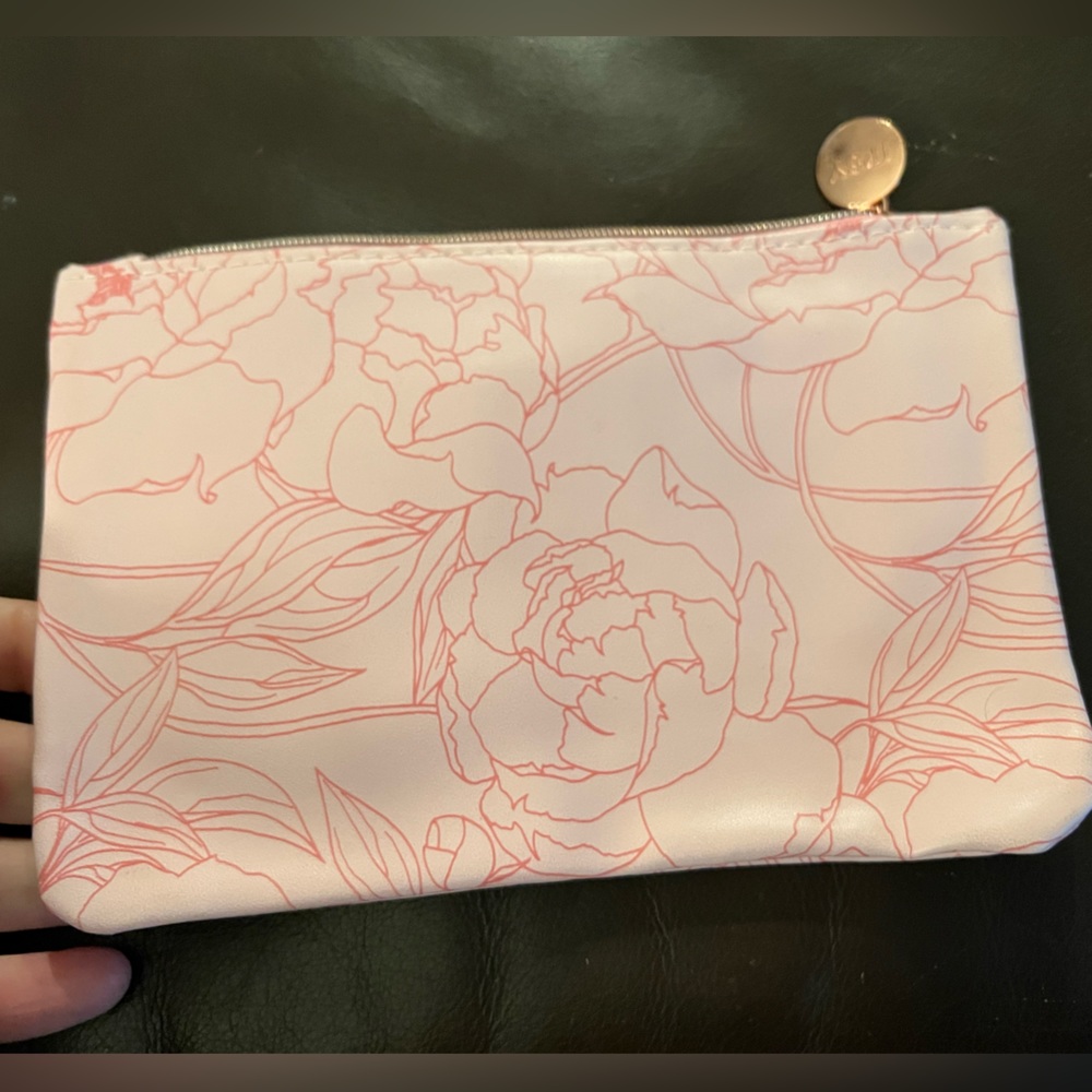 Ipsy makeup bag zipped in pink with floral like pattern